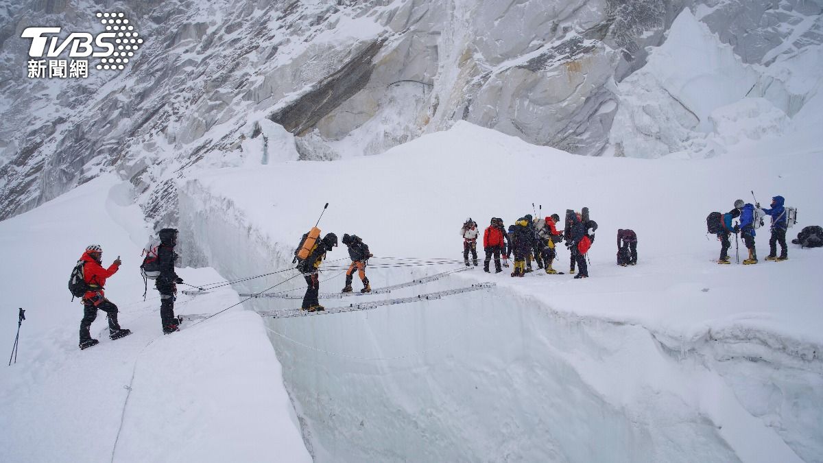 聖母峰湧入大批登山客,恐引發危險。(圖/達志影像美聯社)