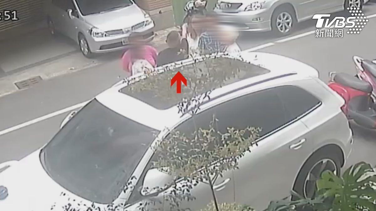 高雄鹽埕一起鄰居間的車禍糾紛，沒想到調解人警友站副站長卻情緒失控，不僅出言嗆聲還作勢打人。（圖／TVBS）