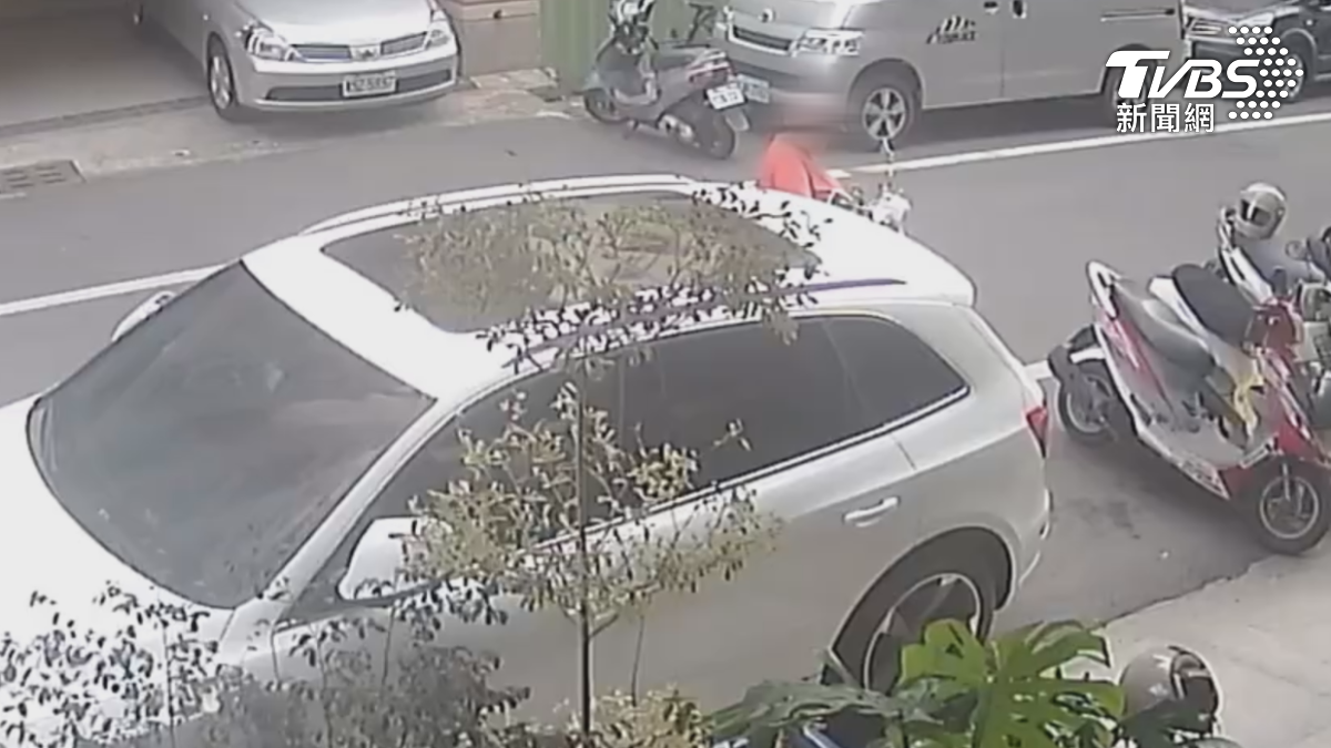 車主指控愛車遭鄰居擦撞後對方裝沒事離開，因此提告對方肇逃。（圖／TVBS）
