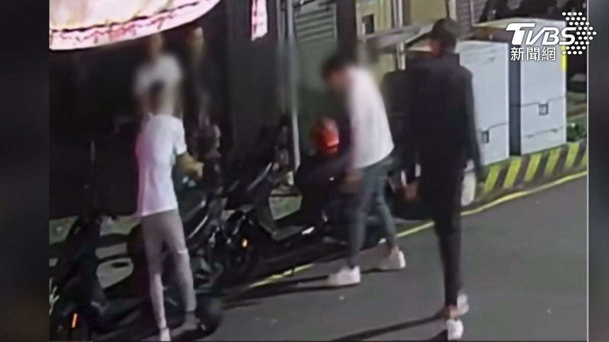 豐原凌晨街頭亂象！年輕人拿安全帽當球丟　其中2男疑涉砍菜園案