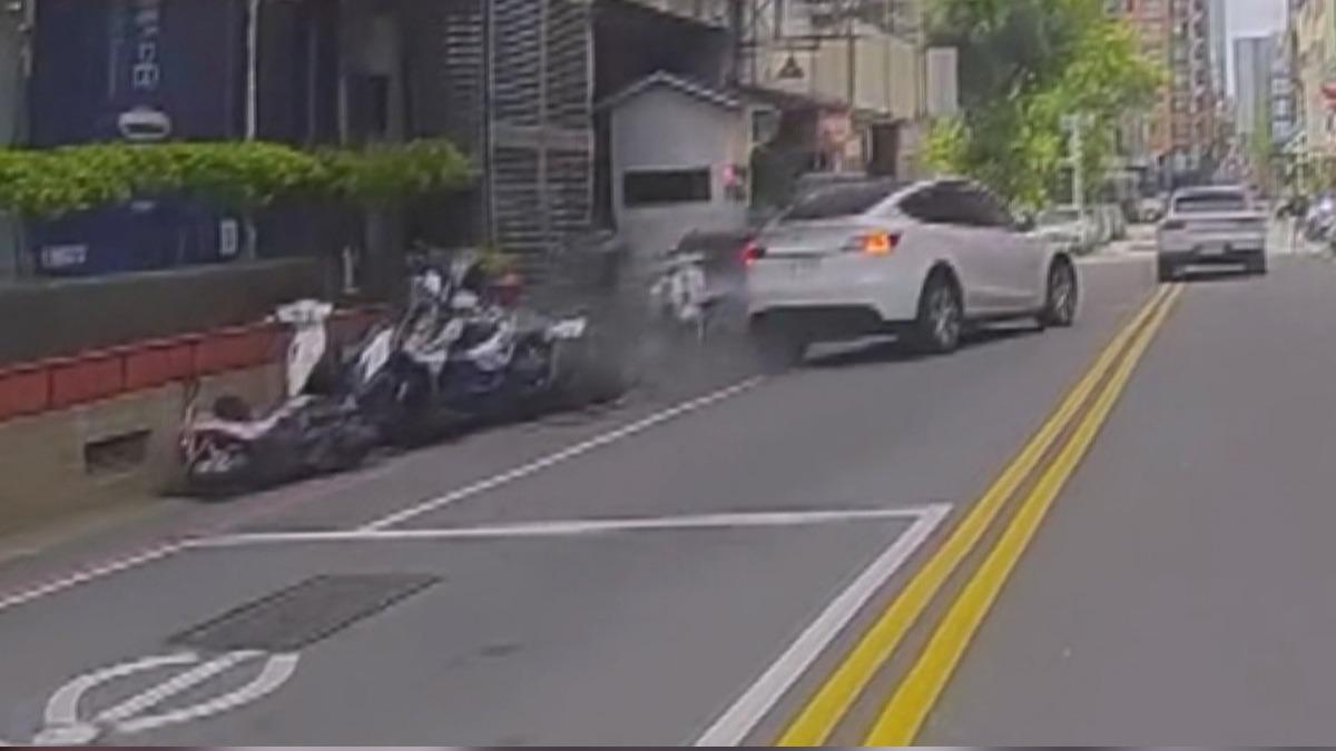 差一條街就到家!特斯拉女駕駛疑恍神 「9機車全倒」她:沒看到。(圖/Threads sinai228)