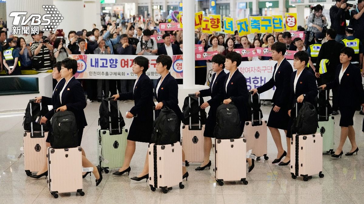 北韓女子足球隊17日下午抵達南韓仁川國際機場。(圖/達志影像美聯社)