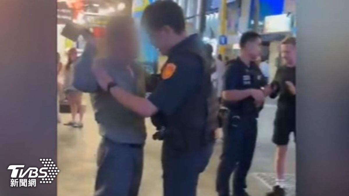 波蘭記者(右黑衣男)熱心救泰國籍女學生,反遭萬華警(左襯衫男)追逐攻擊。(圖/Kanal Zero from Poland.)