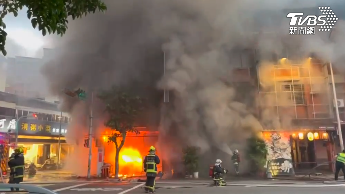 快訊／台中西屯民宅火警！濃煙、火舌狂竄　恐怖畫面曝光