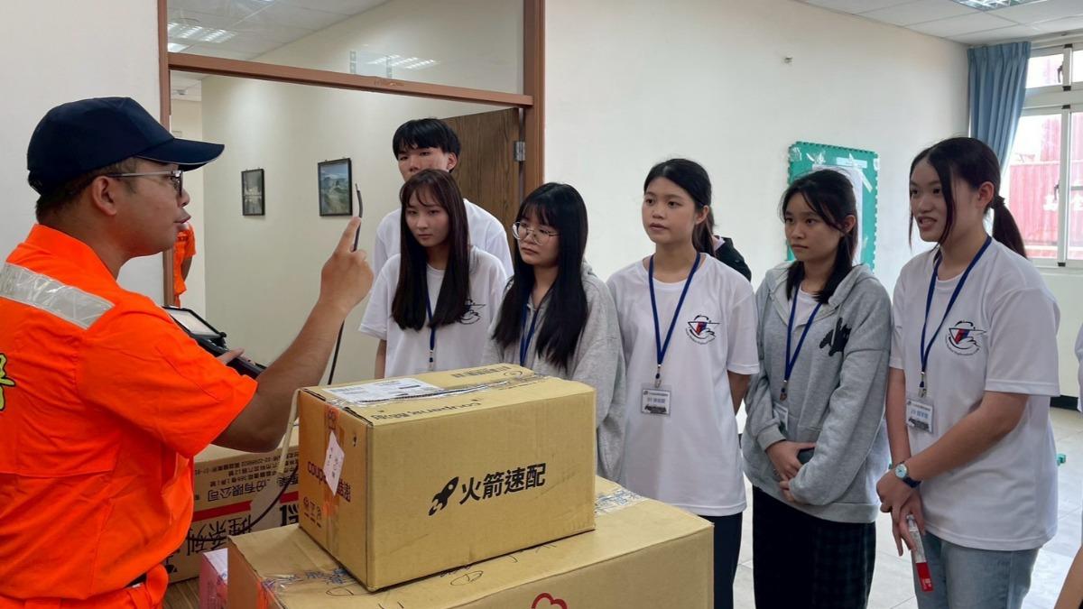 透過實作演練讓學員瞭解查緝走私的流程。(圖/海巡署金馬澎分署提供)