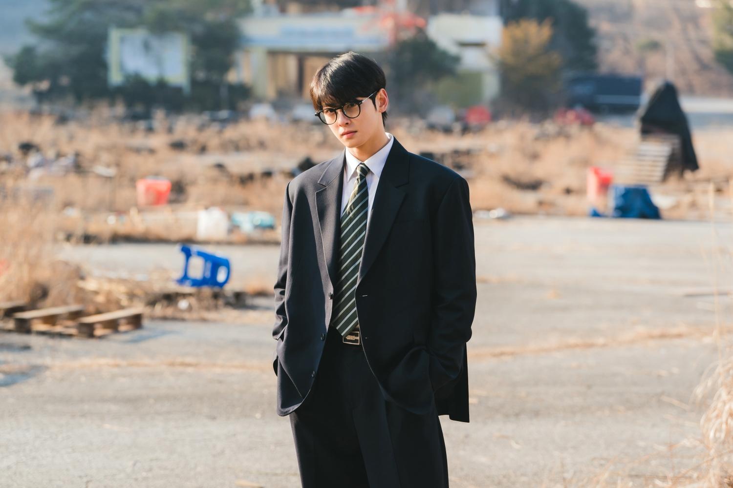 車銀優身穿復古風格的西裝。(圖/Netflix提供)