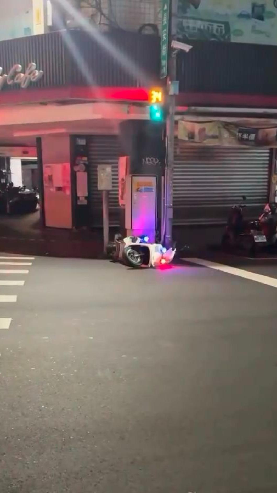 張姓警員疑過彎失控摔車,警用機車倒臥路邊。(圖/a5566200329提供)