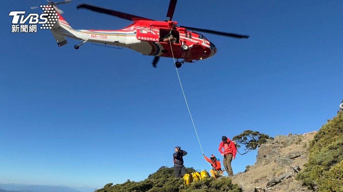 女山友失聯18天陳屍雪山2百米深谷 遺體吊掛下山家屬慟認屍
