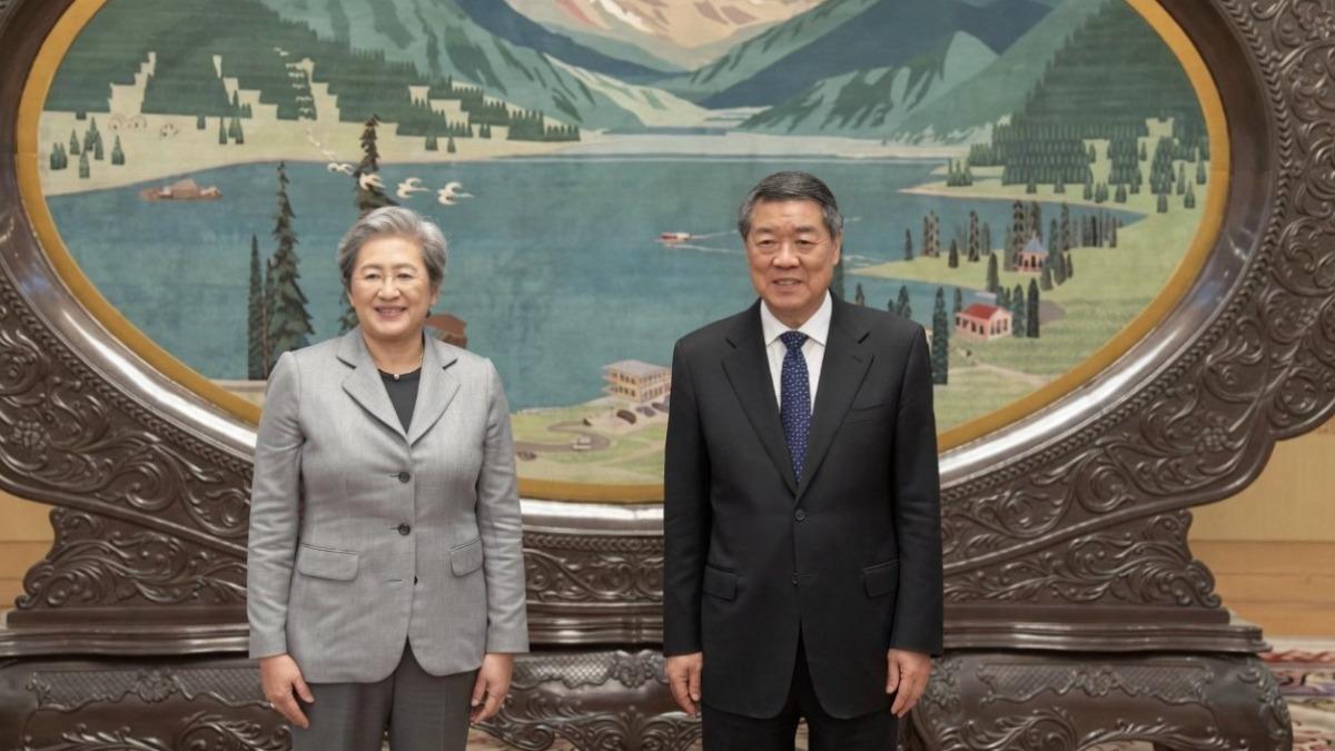 中國國務院副總理何立峰與美國超微執行長蘇姿丰。　（圖／翻攝自X@MikeLongTerm）