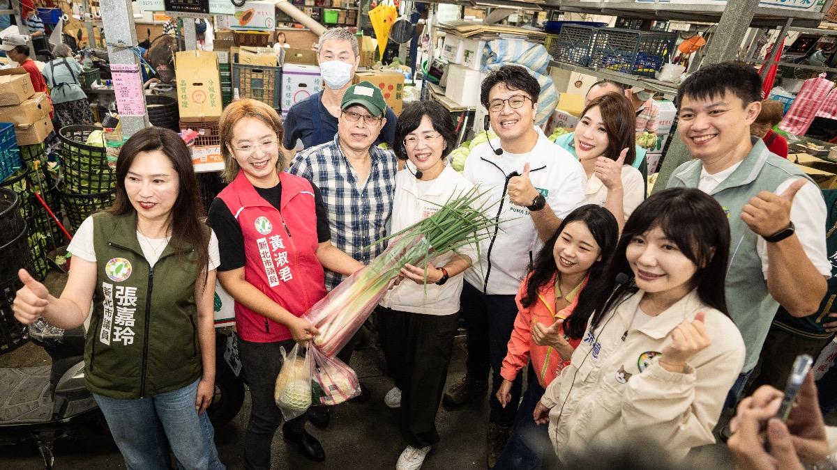 在掃街過程中,攤販也熱情合影。(圖/蘇巧慧辦公室提供)