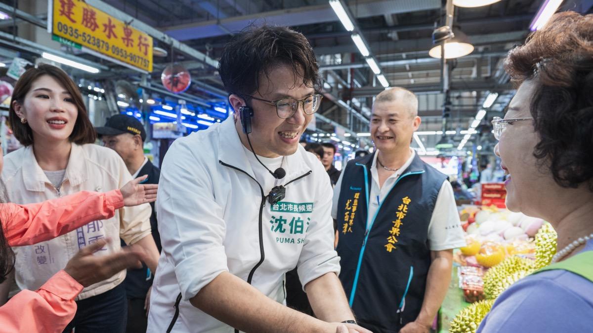沈伯洋首度以台北市長參選人身份前往市場掃街,還有些生澀。(圖/沈伯洋辦公室提供)