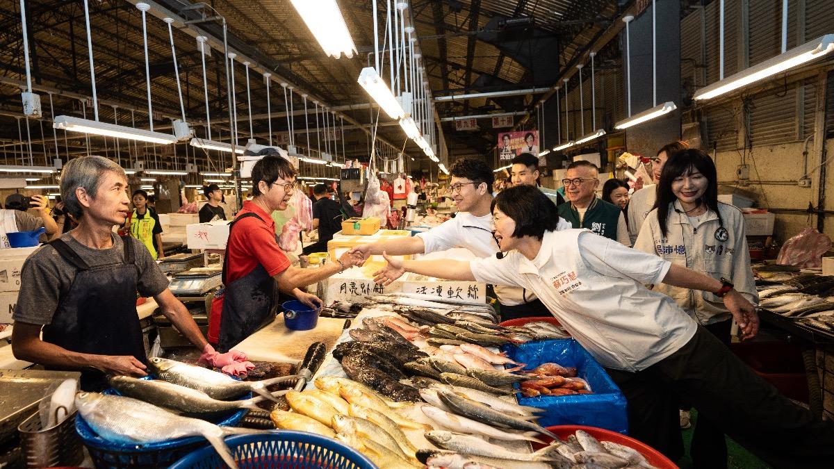 蘇巧慧跨出新北輔選,與沈伯洋首度「姐弟合體」。(圖/蘇巧慧辦公室提供)