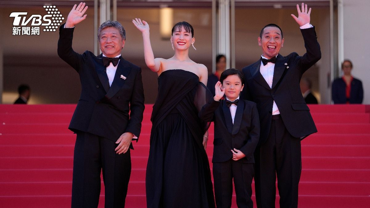 是枝裕和率領《再生家族》登上坎城紅毯,演員們開心跟民眾、媒體打招呼。(圖/達志影像美聯社)