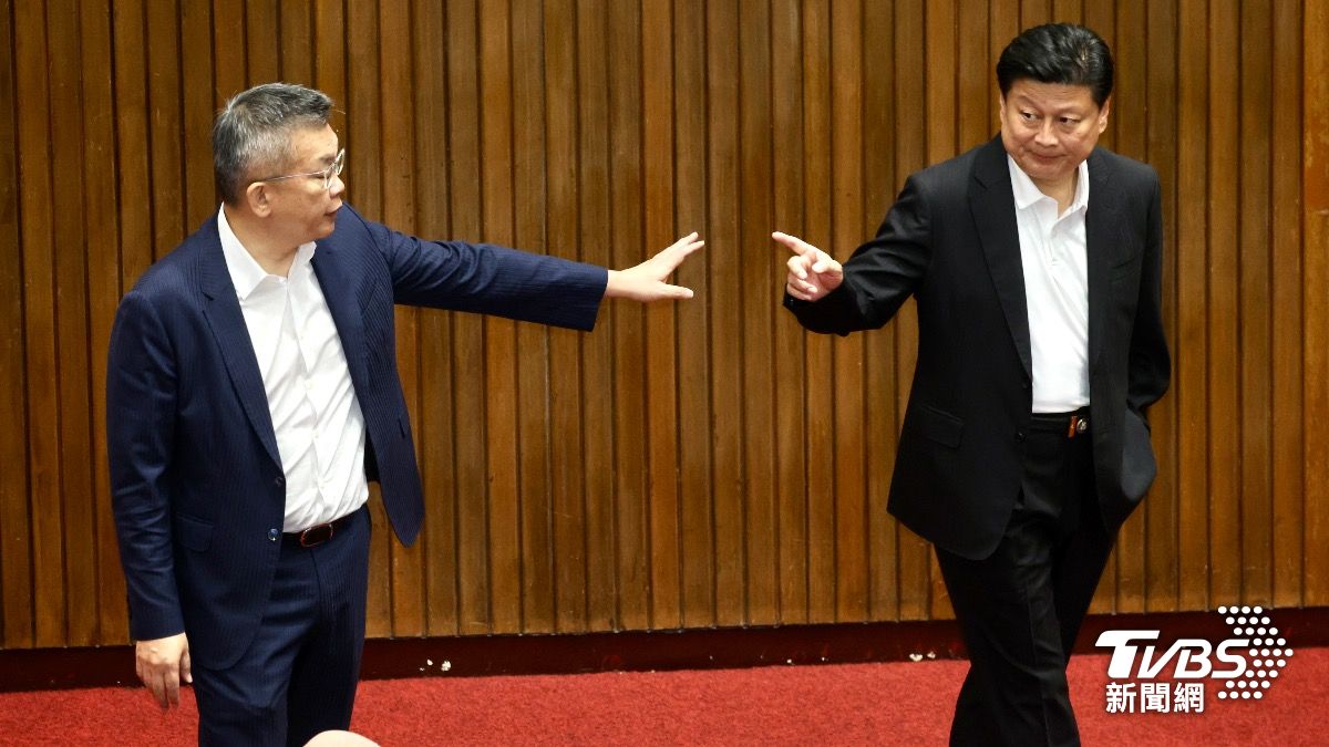 國民黨總召傅崐萁在投票前與民進黨總召蔡其昌搭話。(圖/華子琛攝)