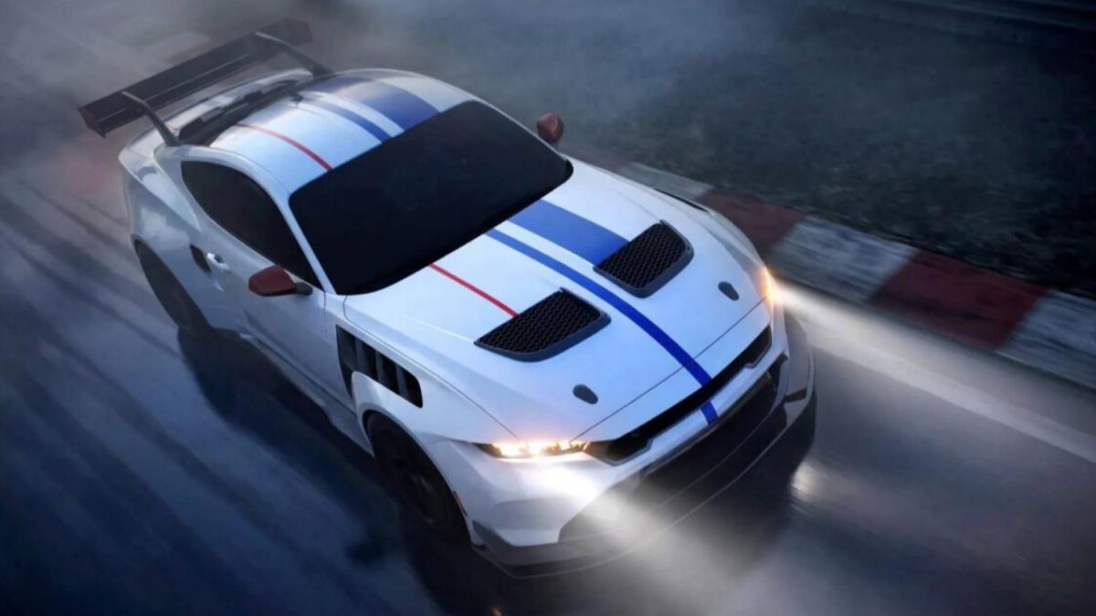 新車最大特色,就是換上全新Performance White白色車身塗裝,搭配藍、紅雙色拉線設計,營造濃厚美式國旗意象。(圖/Ford提供)