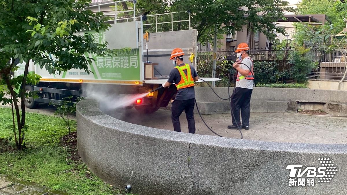 新北男赴基隆工作染漢他病毒,新北環保局針對個案住家半徑100公尺內加強清消。(圖/TVBS)