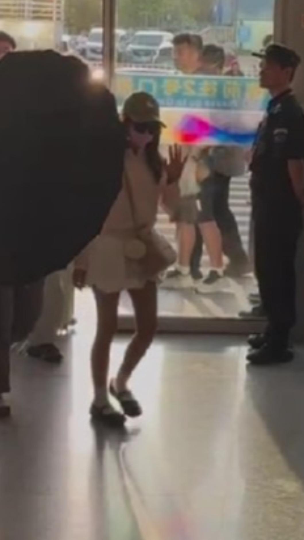 小周周打扮休閒有形,和媽媽昆凌風格相似。(圖/翻攝自微博)