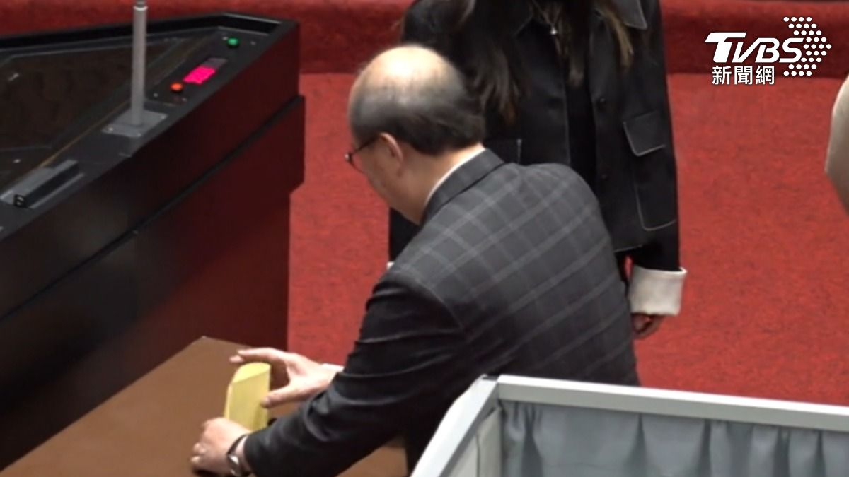 史上首件總統彈劾案在立院表決，藍綠白立委皆動員出席，民進黨團前總召柯建銘也參與投票。（圖／TVBS）