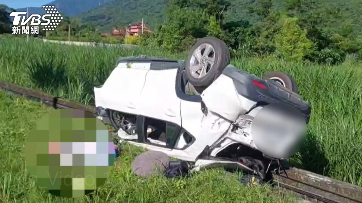 花蓮死亡車禍!轎車高速衝撞路樹翻覆 21歲男卡駕駛座殞命