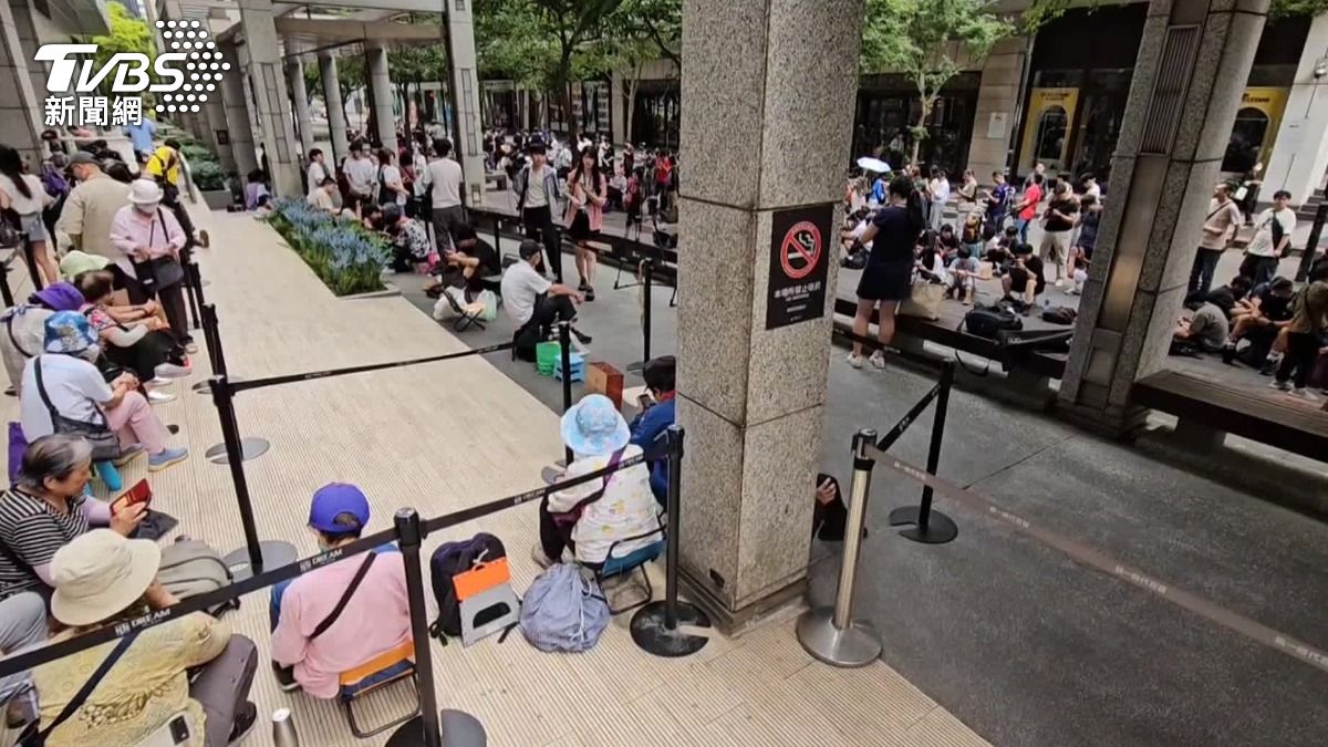 In-N-Out限時賣4個小時，上午10點現場就聚集約500人左右。（圖／TVBS）