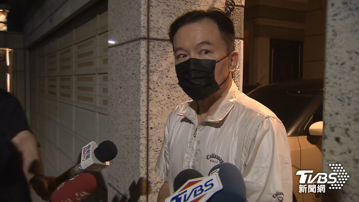 孫鵬為妻小操煩了心，眼眶微微泛淚。（圖／TVBS）