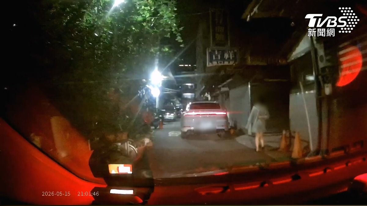 影音/苗栗78歲翁開車「直撞電線桿」 台中保時捷車主違停還嗆。(圖/TVBS)