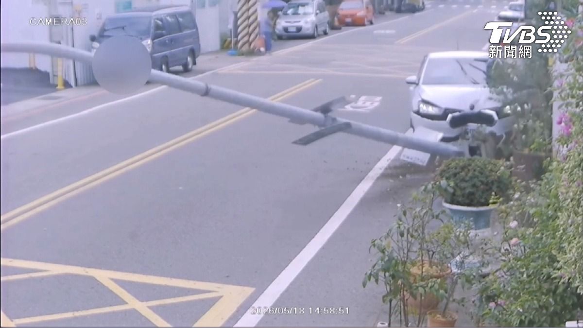 進口車違停擋路!女駕駛嗆:幹嘛開進來。(圖/TVBS)