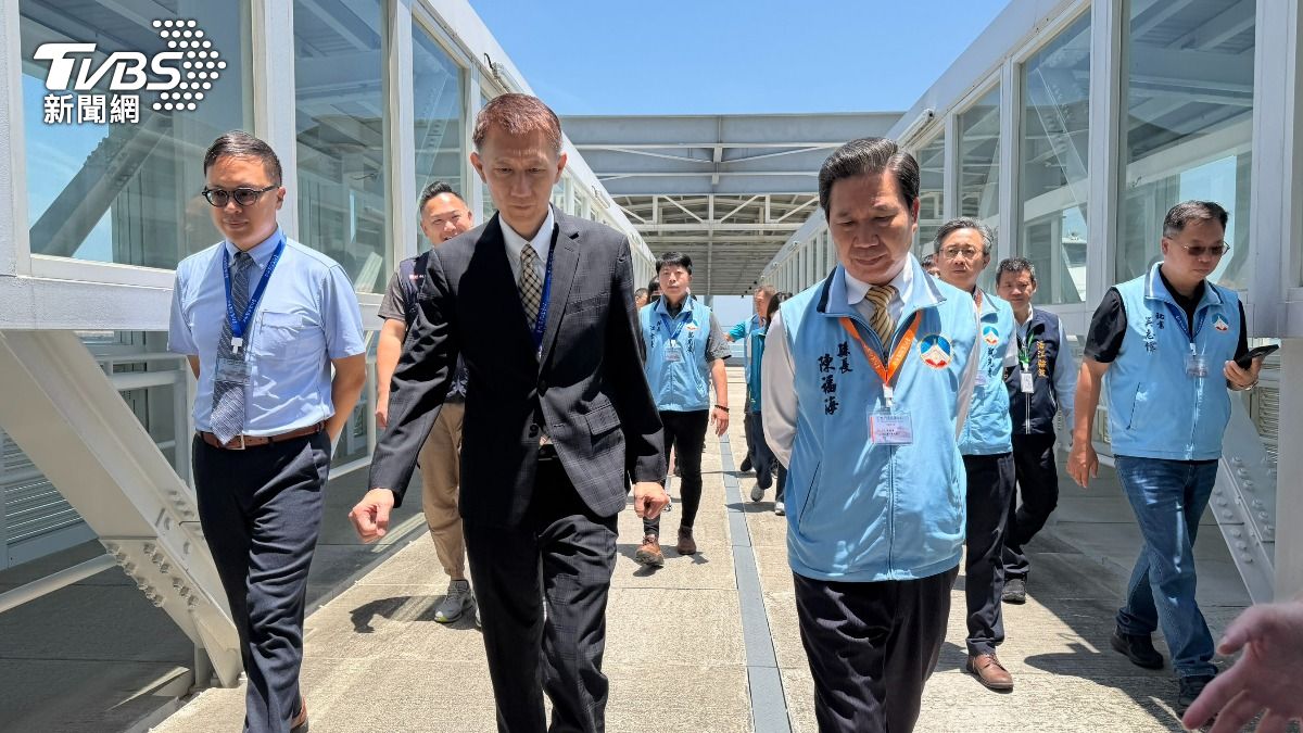 縣長陳福海同金門地檢署檢察長趙燕利視察參訪金門港旅運中心。（圖／程子奕攝）