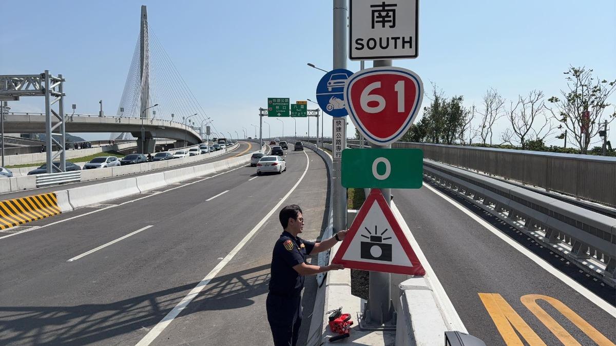 才剛通車！淡江大橋插上「測速警示牌」　網酸爆：不意外