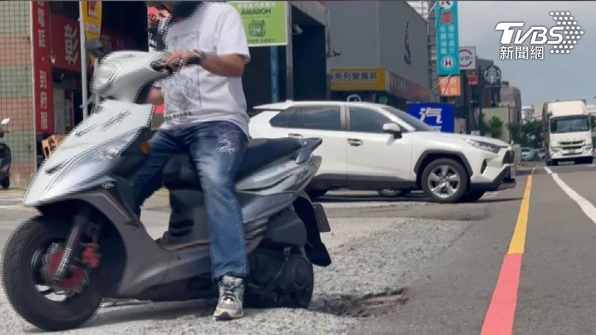 騎士過水溝秒彈跳!店家私設斜坡惹禍。(圖/TVBS)