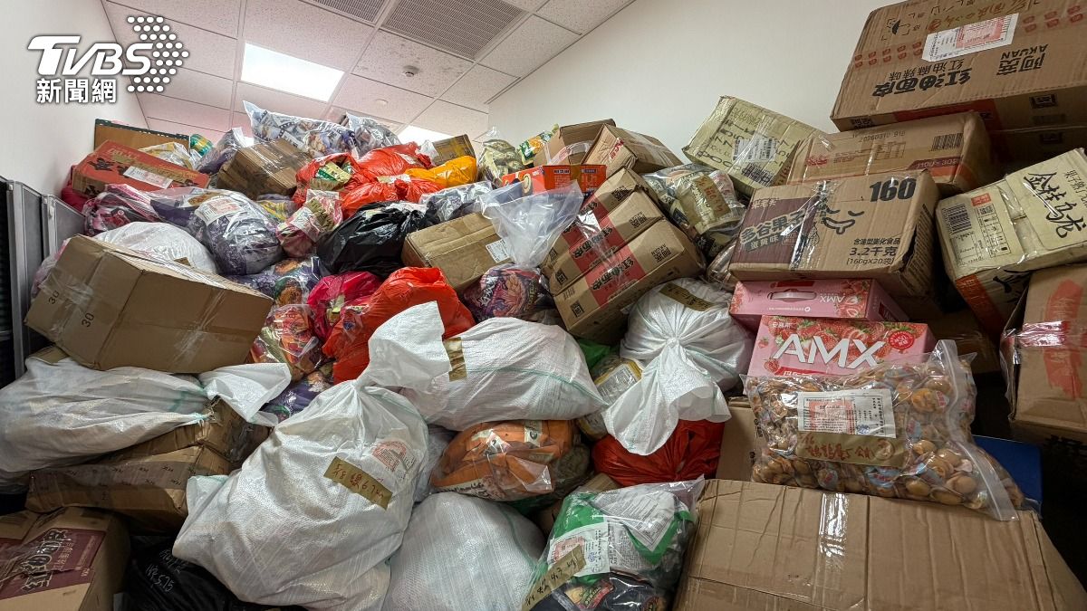 房間堆滿查扣的螺螄粉、泡麵、餅乾等食品。（圖／程子奕攝）