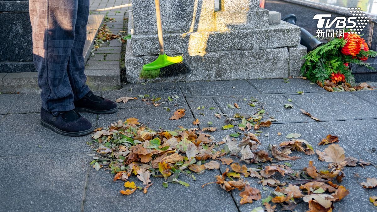 南非17歲少女靠清掃墳墓籌措學費。(示意圖／shutterstock 達志影像)
