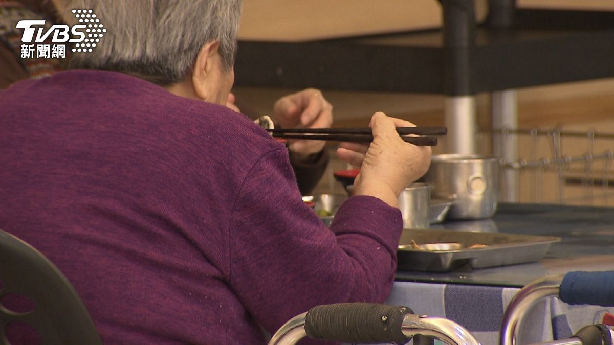 長輩吃飯變慢、常嗆到 恐口腔衰弱!醫揭5大警訊 不可輕忽 (圖/TVBS)