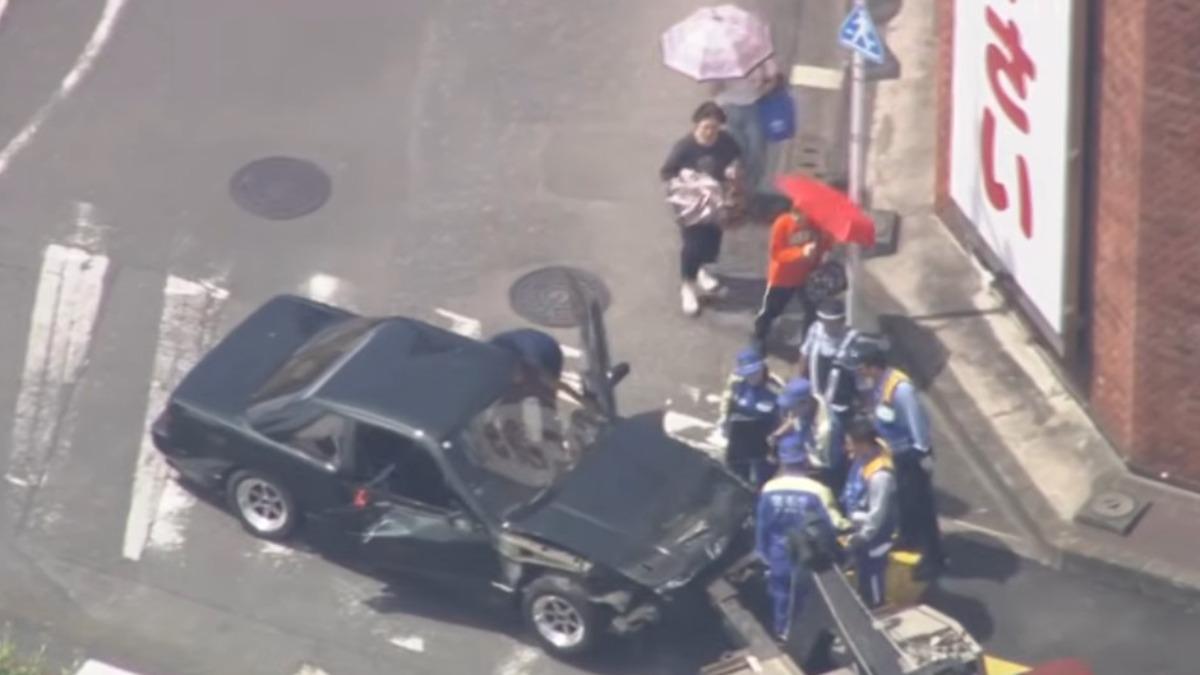 東京八王子嚴重車禍!轎車撞輕卡後衝上人行道 4人受傷送醫
