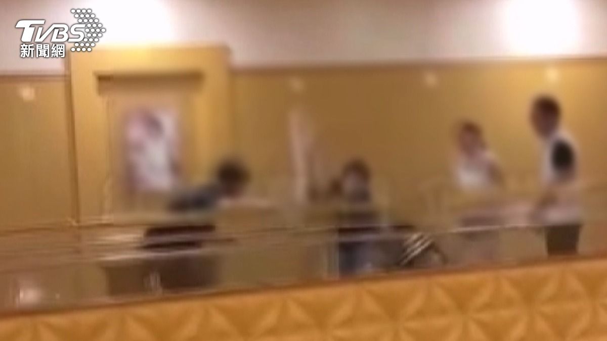 掃地好物變武器!嘉義KTV鬥毆畫面曝 拿「迴旋拖把」狂K