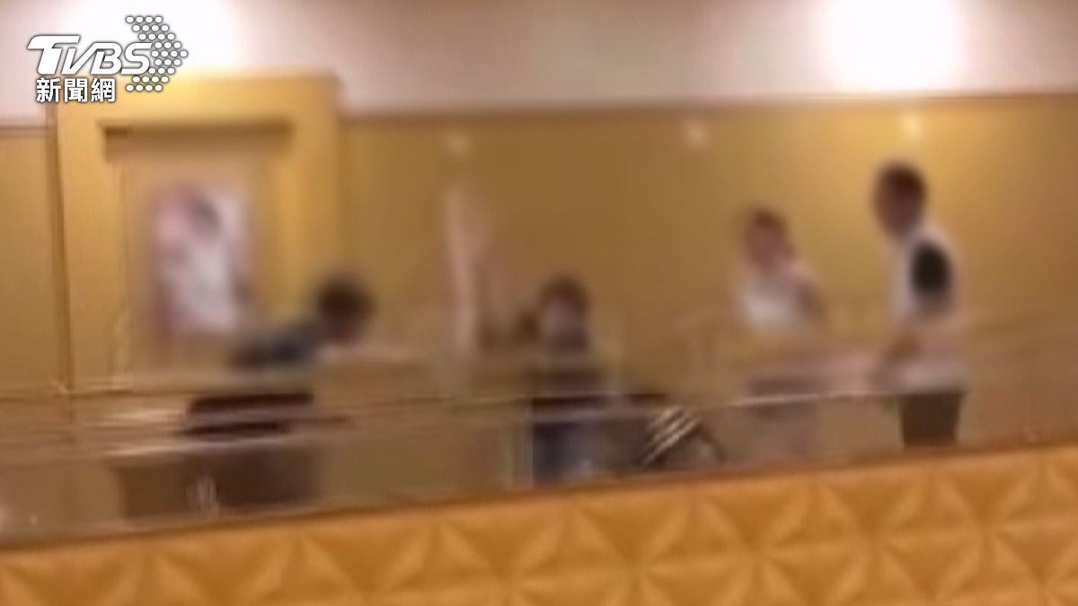 掃地好物變武器!嘉義KTV鬥毆畫面曝 拿「迴旋拖把」狂K