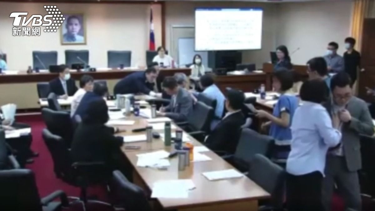 修選罷法白遭疑替高虹安解套! 許忠信反駁:我不認識她。(圖/立法院直播)
