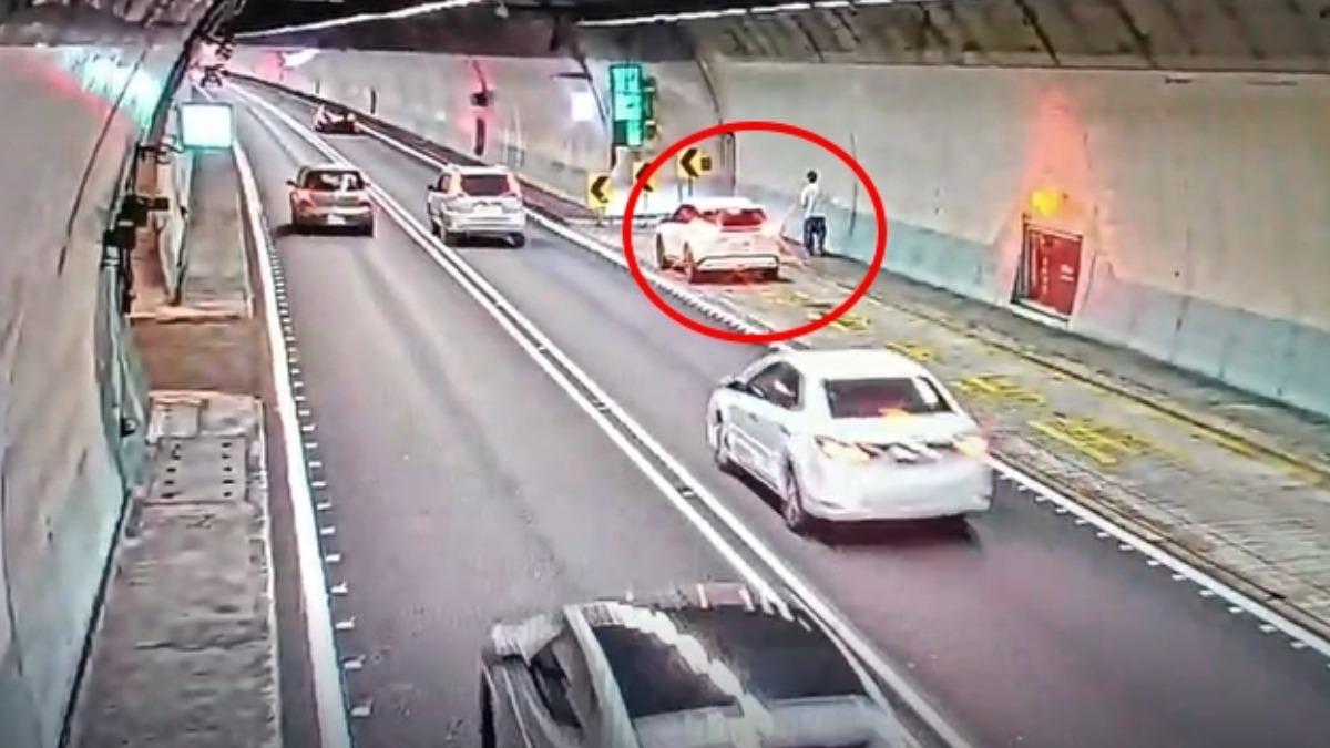 男子疑似和家人吵架,竟打開車門在隧道內散步。(圖/TVBS )