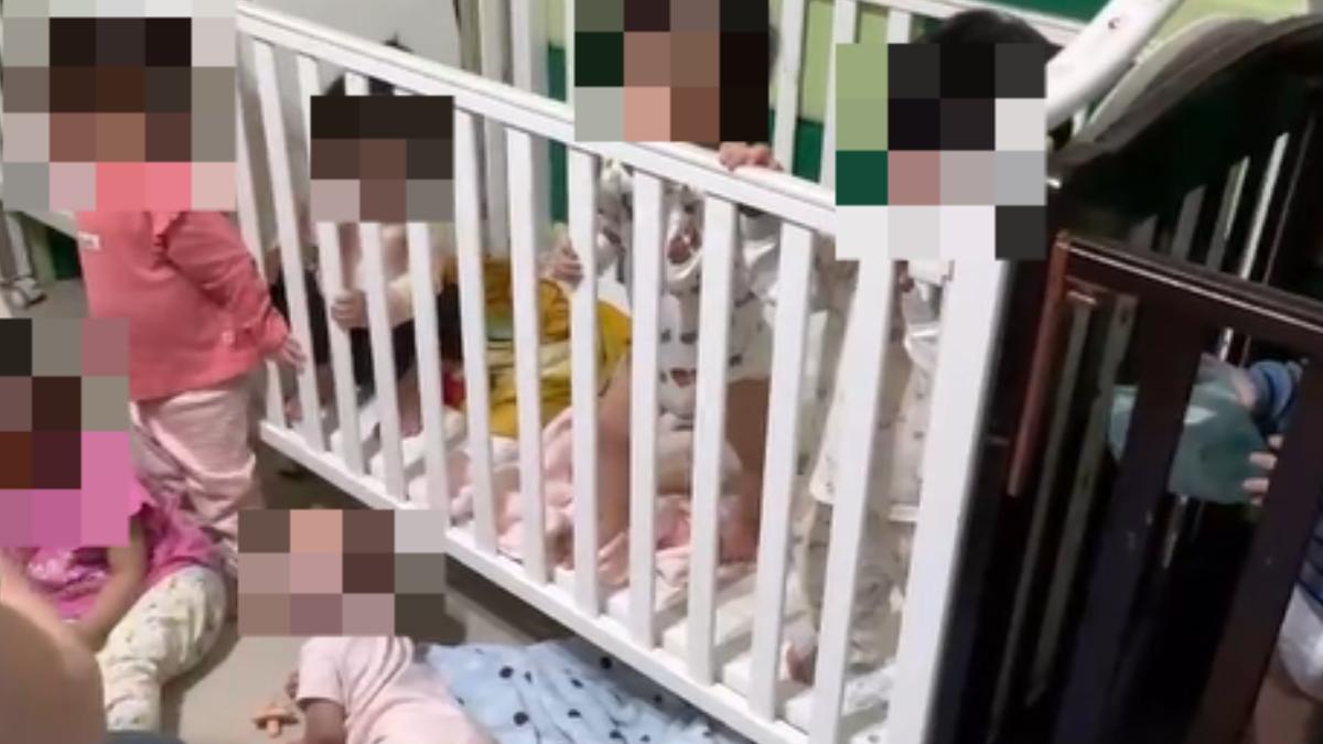 十坪的房間內擠滿21名嬰幼兒,甚至只有3名大人在照顧。(圖/桃園市議員黃婉如 提供)