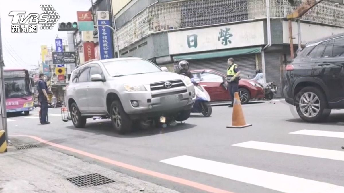 台中大里恐怖車禍！63歲婦噴飛對向「遭休旅車再傷」雙腿骨折。(圖／TVBS)