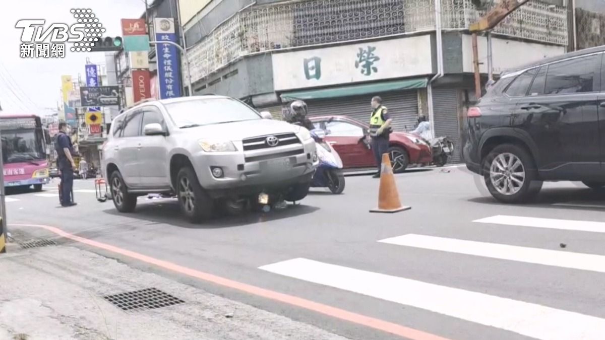 台中大里恐怖車禍!63歲婦噴飛對向「遭休旅車再傷」雙腿骨折。(圖/TVBS)