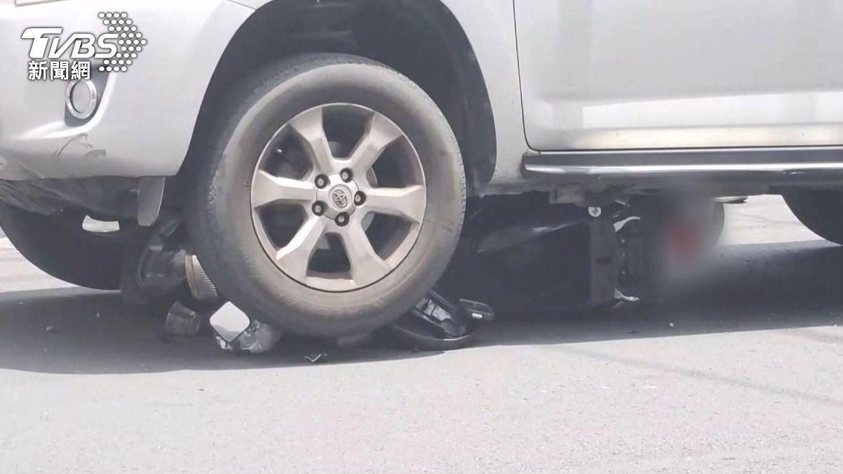 李姓女騎士直行時與轉彎轎車擦撞後,禍不單行又遭另一輛車輾過。(圖/TVBS)
