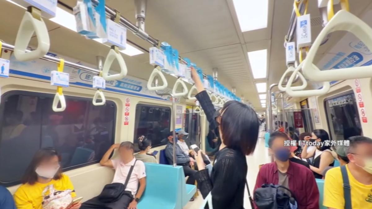 台北捷運車廂首度出現創新廣告形式。(圖/TVBS)