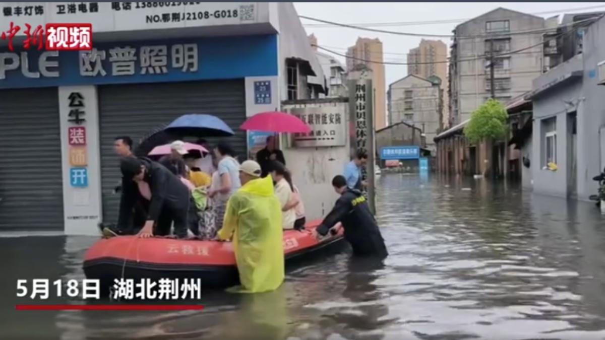 湖北荊州暴雨破紀錄,嚴重內澇,洪水淹至一樓。(圖/中新社)