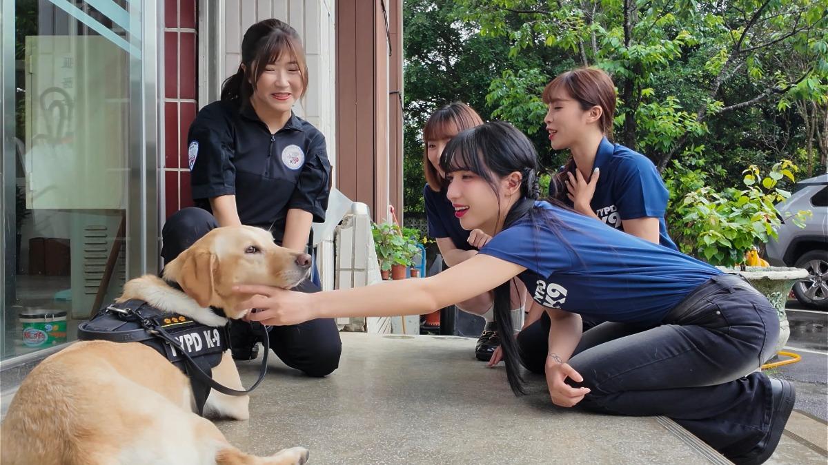 朴恩惠被警犬萌翻。(圖/麥卡貝網路電視提供)