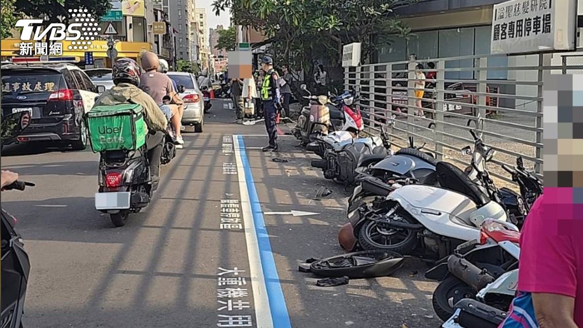 警方前往現場疏導交通。（圖／TVBS）