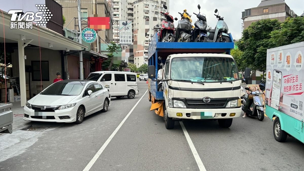 肇事大貨車後方載滿機車。（圖／TVBS）