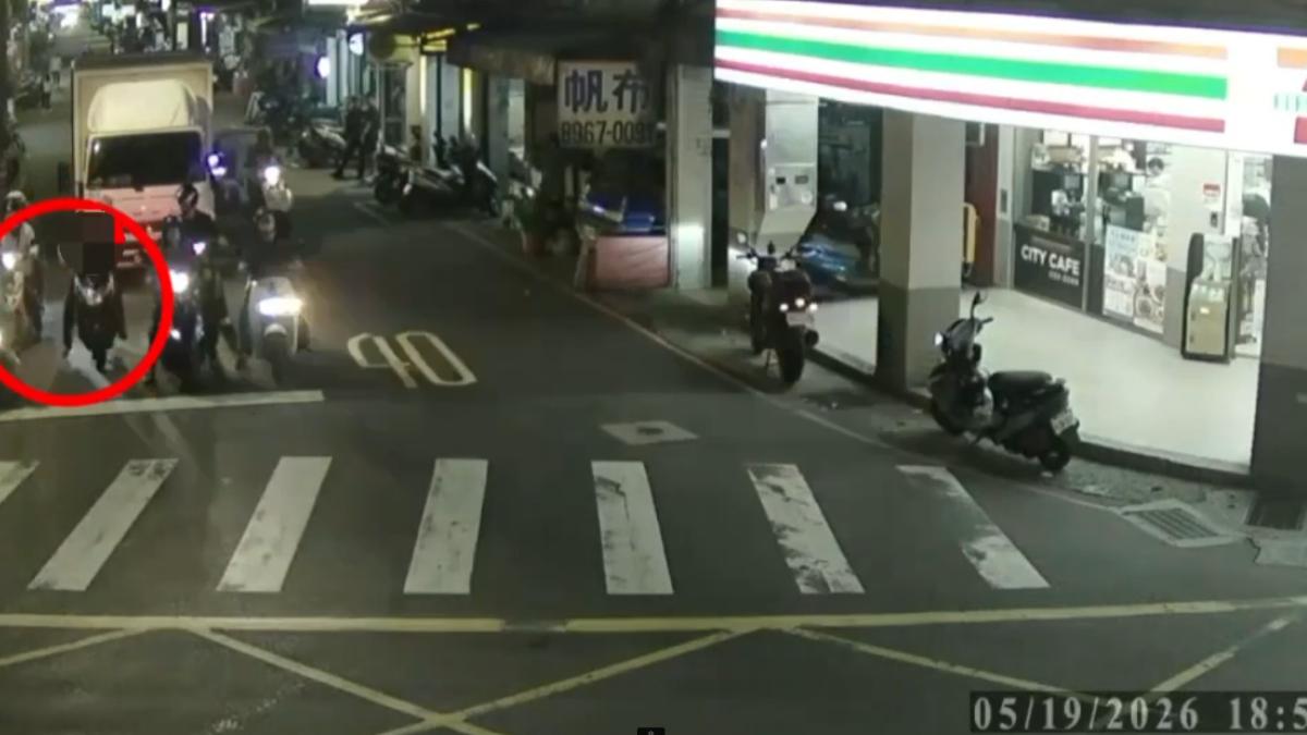 23歲陳男騎機車使用手機遭攔查時，竟拒檢逃逸。（圖／TVBS）