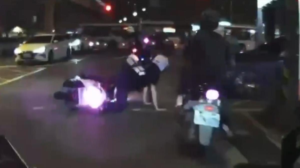 追捕過程中陳男騎車衝撞，導致2名警員人車倒地受傷。（圖／TVBS）