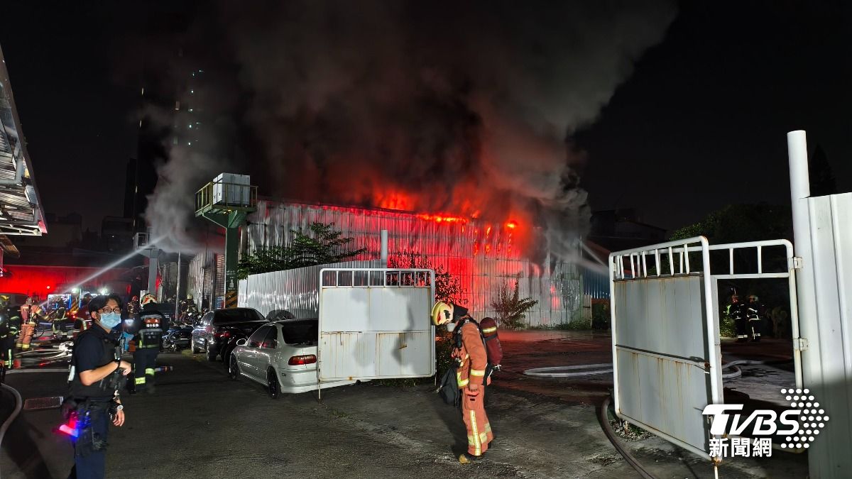 濃煙竄天！​新莊化成路深夜大火　鐵皮廠房全面燃燒